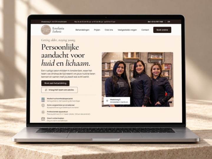 Estefania Esthetic website op laptop in een lichte studio