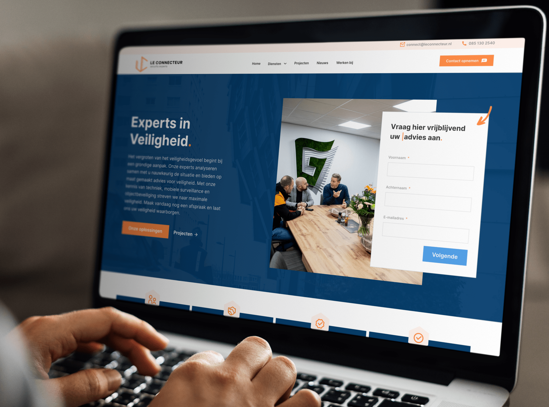 le connecteur laptop mockup